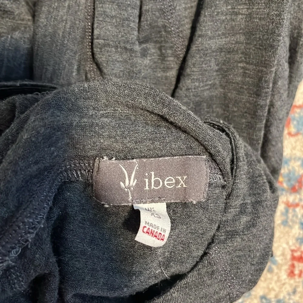 Ibex 100% merino wool grey long-sleeved hoodie sweater
